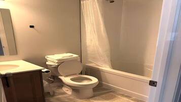 Douche, serviettes fournies, savon, papier de toilette
