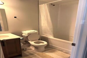 Regadera, toallas, jabón, papel de baño 