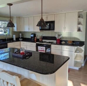 Private kitchen - Cozy 4-bedroom house in charming Wells, Maine (Wells)