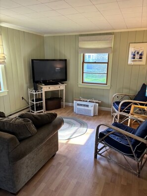 Living area - Cozy 4-bedroom house in charming Wells, Maine (Wells)