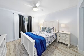 2 bedrooms, iron/ironing board, travel cot, free WiFi - Cozy updated 2-bedroom condo with AC in serene Destin. (Destin)