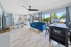 Smart TV, books - Cozy updated 2-bedroom condo with AC in serene Destin. (Destin)