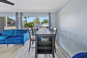 Dining - Cozy updated 2-bedroom condo with AC in serene Destin. (Destin)