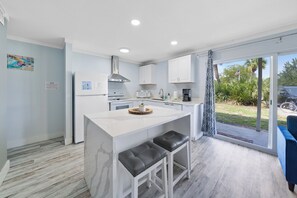 Fridge, microwave, oven, stovetop - Cozy updated 2-bedroom condo with AC in serene Destin. (Destin)