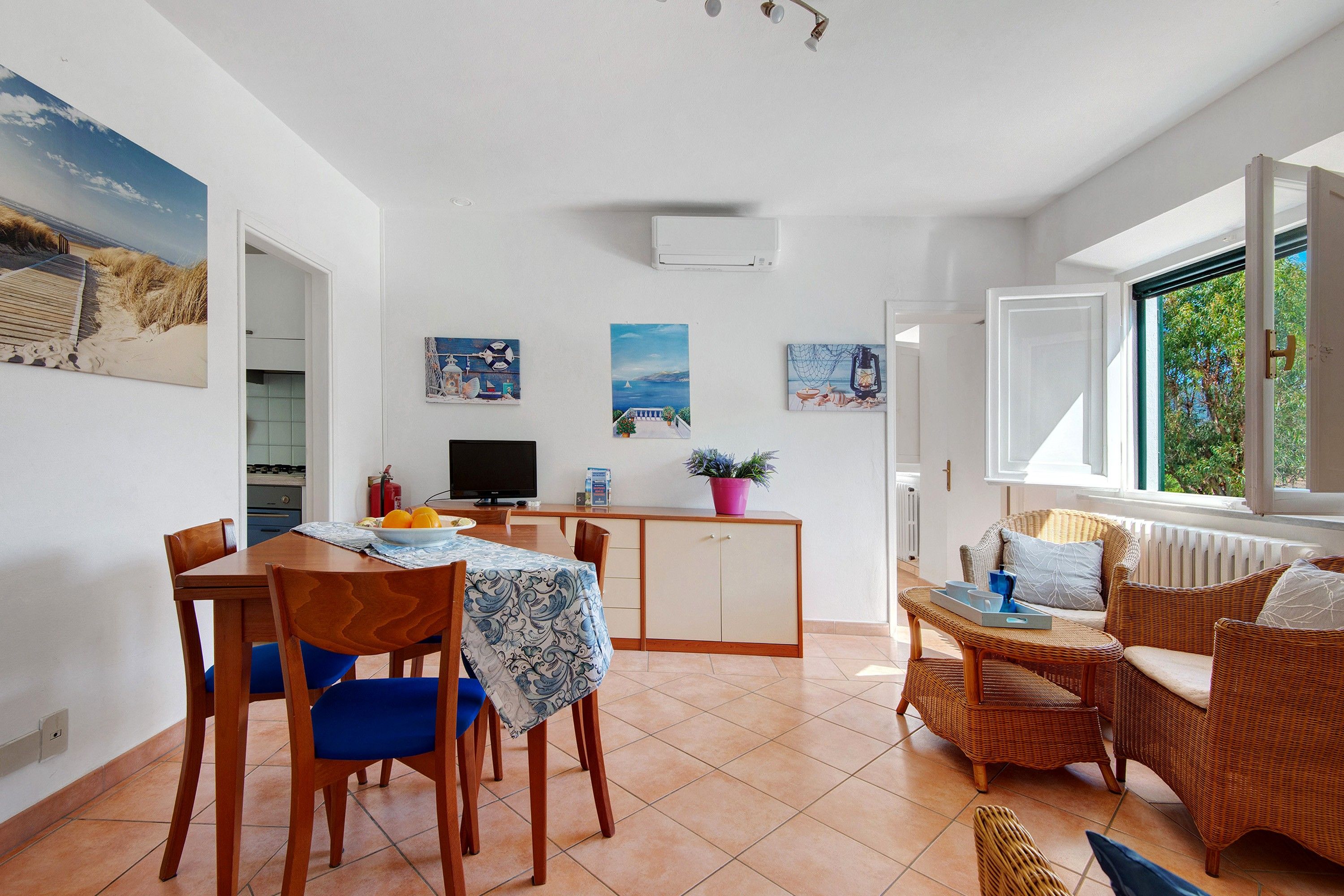 Un espacio habitable compacto con comedor, cocina y zona de estar.