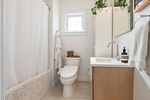 Bathroom - Luxury Studio - Red Line - Parking - Davis Square (Somerville)