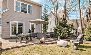Outdoor dining - Luxury Studio - Red Line - Parking - Davis Square (Somerville)