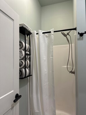 Regadera, toallas, papel de baño 