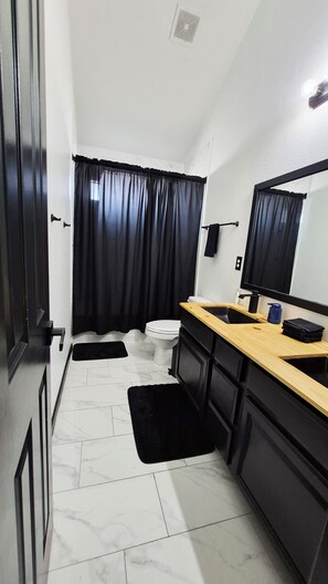 Bathroom - BIG 5BR Home - Pets OK - RV Parking (Horizon City)