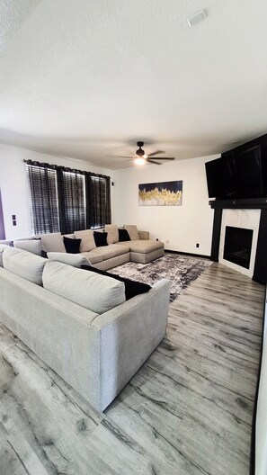 Living area - BIG 5BR Home - Pets OK - RV Parking (Horizon City)
