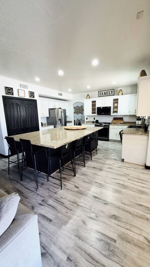 Private kitchen - BIG 5BR Home - Pets OK - RV Parking (Horizon City)