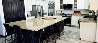 BIG 5BR Home - Pets OK - RV Parking