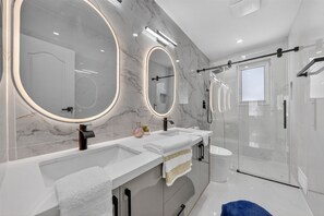 Sèche-cheveux, serviettes fournies, savon, papier toilette