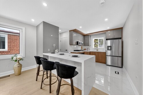 Toronto Newly Renovated 3BR Home | Free Parking