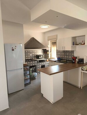 Private kitchen - Country cottage, just 5 minutes from the sea, ideal for families groups (Ribera)