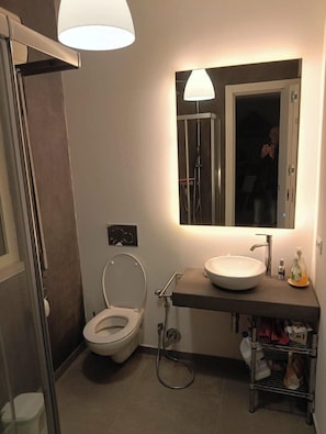 Douche, sèche-cheveux, bidet, serviettes fournies