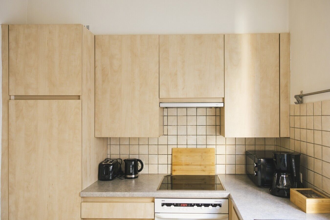 Coffee/tea maker, fridge, microwave, oven