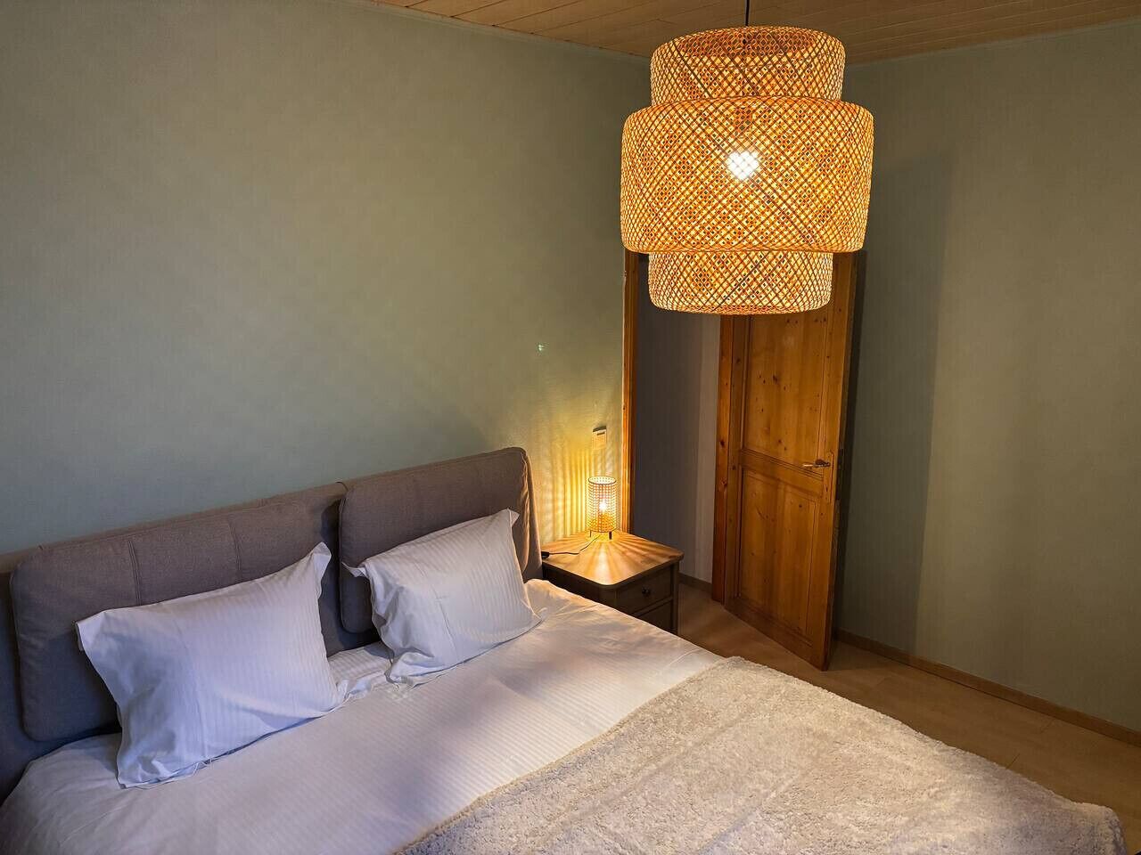 Een bureau, wifi, beddengoed