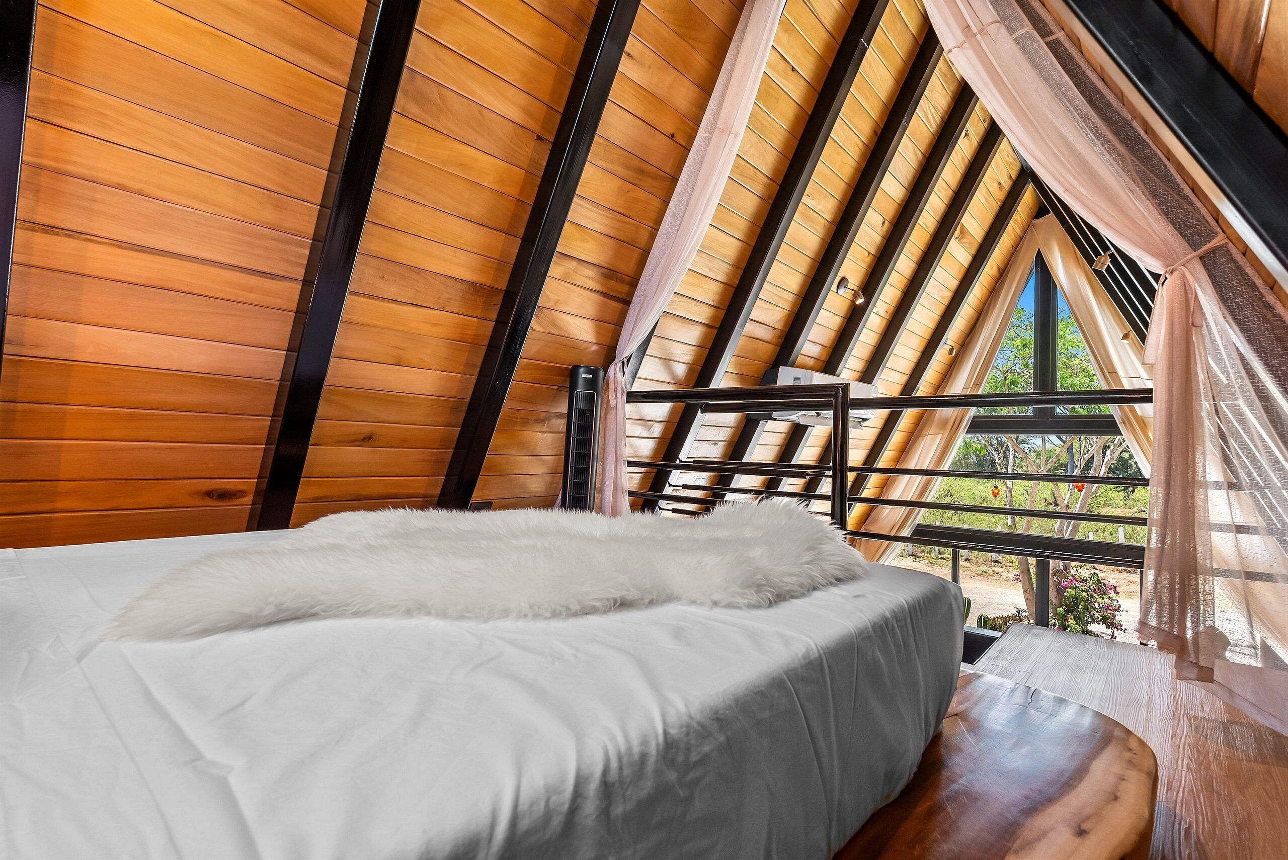Luxury Cabin | Desk, laptop workspace, free WiFi