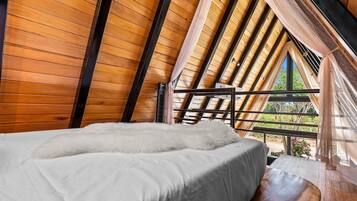 Luxury Cabin | Desk, laptop workspace, free WiFi