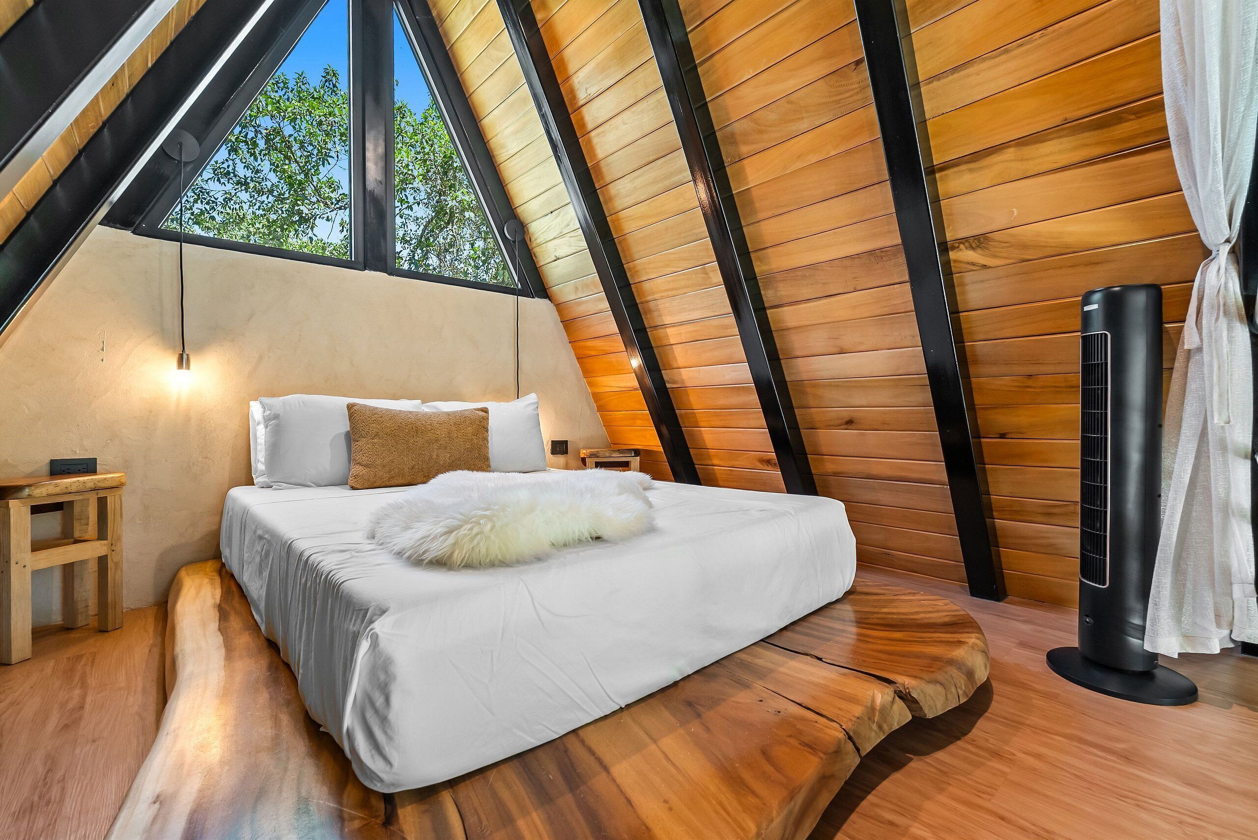 Luxury Cabin | Desk, laptop workspace, free WiFi