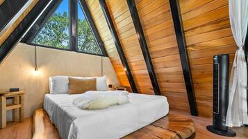 Luxury Cabin | Desk, laptop workspace, free WiFi