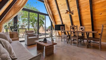 Chalet | Aire de séjour | Téléviseur ACL de 50 po avec télévision par câble