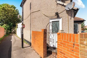 Exterior detail - Near Airport - Pets - Parking - Wifi - Sleeps 2 (Hounslow)