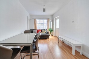 Interior - Near Airport - Pets - Parking - Wifi - Sleeps 2 (Hounslow)