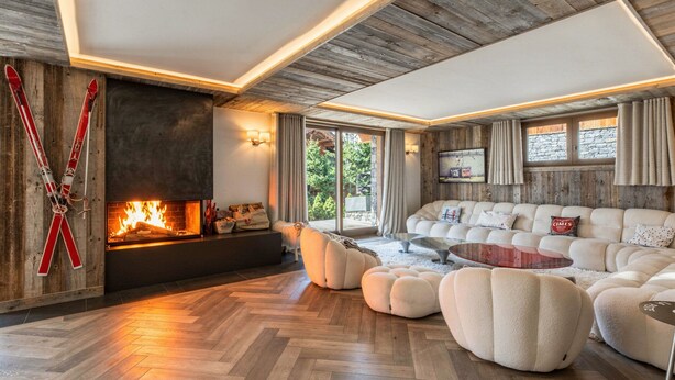 A modern living room with a fireplace, wooden flooring, and a cozy seating area. - Flocon - Ours Rouge: an exceptionally spacious apartment with a jacuzzi (Les Allues)
