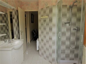 Ducha, secador de pelo, bidet