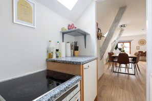 Departamento familiar, varias camas, para no fumadores, se aceptan mascotas | Cocina privada | Refrigerador con congelador, microondas, horno y parrilla de estufa 