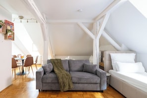 Comfort Apartment, Multiple Beds, Air conditioning, River View | Living area