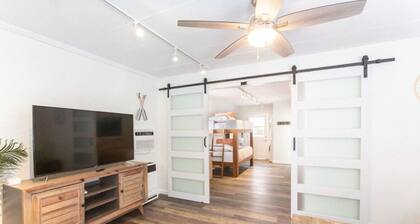 Beachside Bungalow! Steps to Ocean + Bay /Sleeps 6