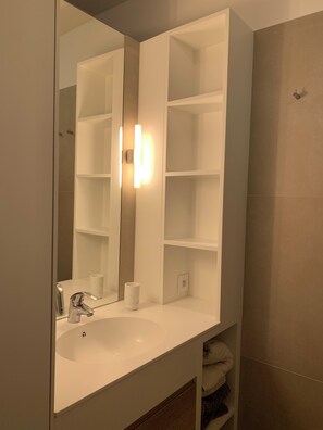 Bathroom - Charming new Parisian apartment, central and 50 metres from the metro. (Paris)