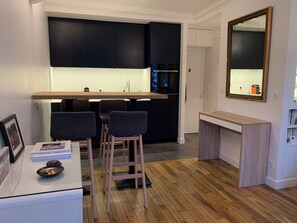 Dining - Charming new Parisian apartment, central and 50 metres from the metro. (Paris)