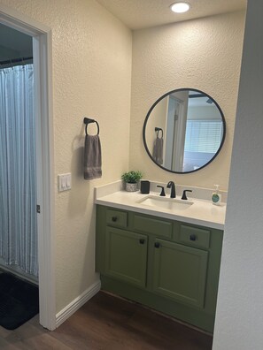 Hair dryer, towels, soap, toilet paper - Delightful 2-bedroom 2- bath condo in Bermuda Dunes (Bermuda Dunes)