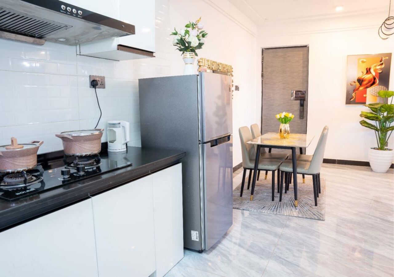 Luxury Apartment, 1 King Bed, City View | In-room dining