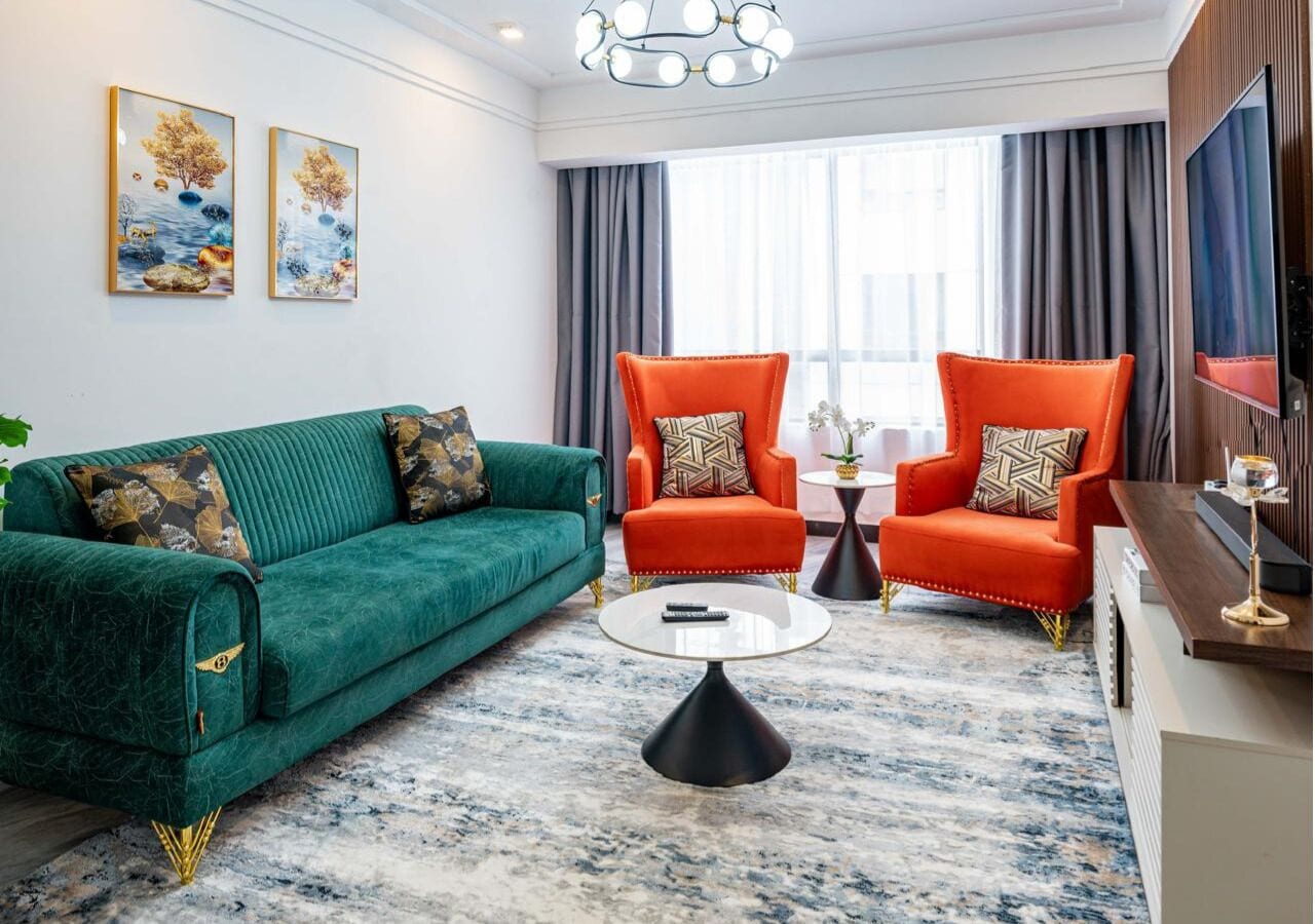 Appartement Luxe, vue ville | Coin séjour | TV connectée de 52 pouces avec chaînes par satellite, Netflix