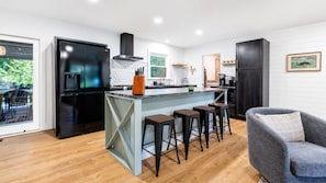 Fridge, microwave, oven, stovetop - Horses & Courses - Spacious 4-bedroom house in beautiful Southern Pines (Southern Pines)
