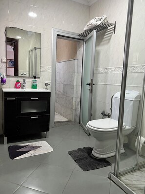 Bidet, serviettes fournies, savon, papier toilette