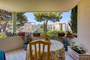 Outdoor dining - Cosy T2 Apartment Facing the Sea with Private Terrace, Tennis Court, and Beach Access (Sète)