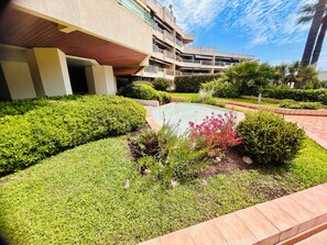 A landscaped garden with a pool, a multi-story building, and a clear sky. - New! Newly renovated studio 3 minutes from the sea and 5 minutes from Cannes (Vallauris)