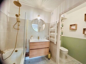 Bathroom - Vrbo Property (Vallauris)