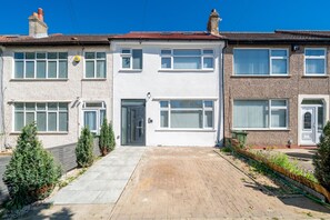 Exterior - Modern Studio w/ Garden Access | Parking | SW16 #3 (London)