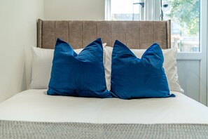 Desk, iron/ironing board, free WiFi - Modern Studio w/ Garden Access | Parking | SW16 #3 (London)