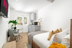 Desk, iron/ironing board, free WiFi - Modern Studio w/ Garden Access | Parking | SW16 #2 (London)