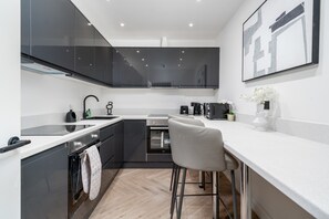 Fridge, microwave, oven, stovetop - Modern Studio w/ Garden Access | Parking | SW16 #2 (London)