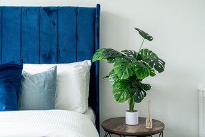 Een bureau, een strijkplank/strijkijzer, wifi, beddengoed