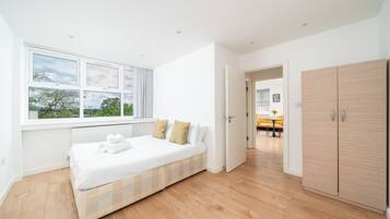 Een bureau, een strijkplank/strijkijzer, gratis wifi, beddengoed